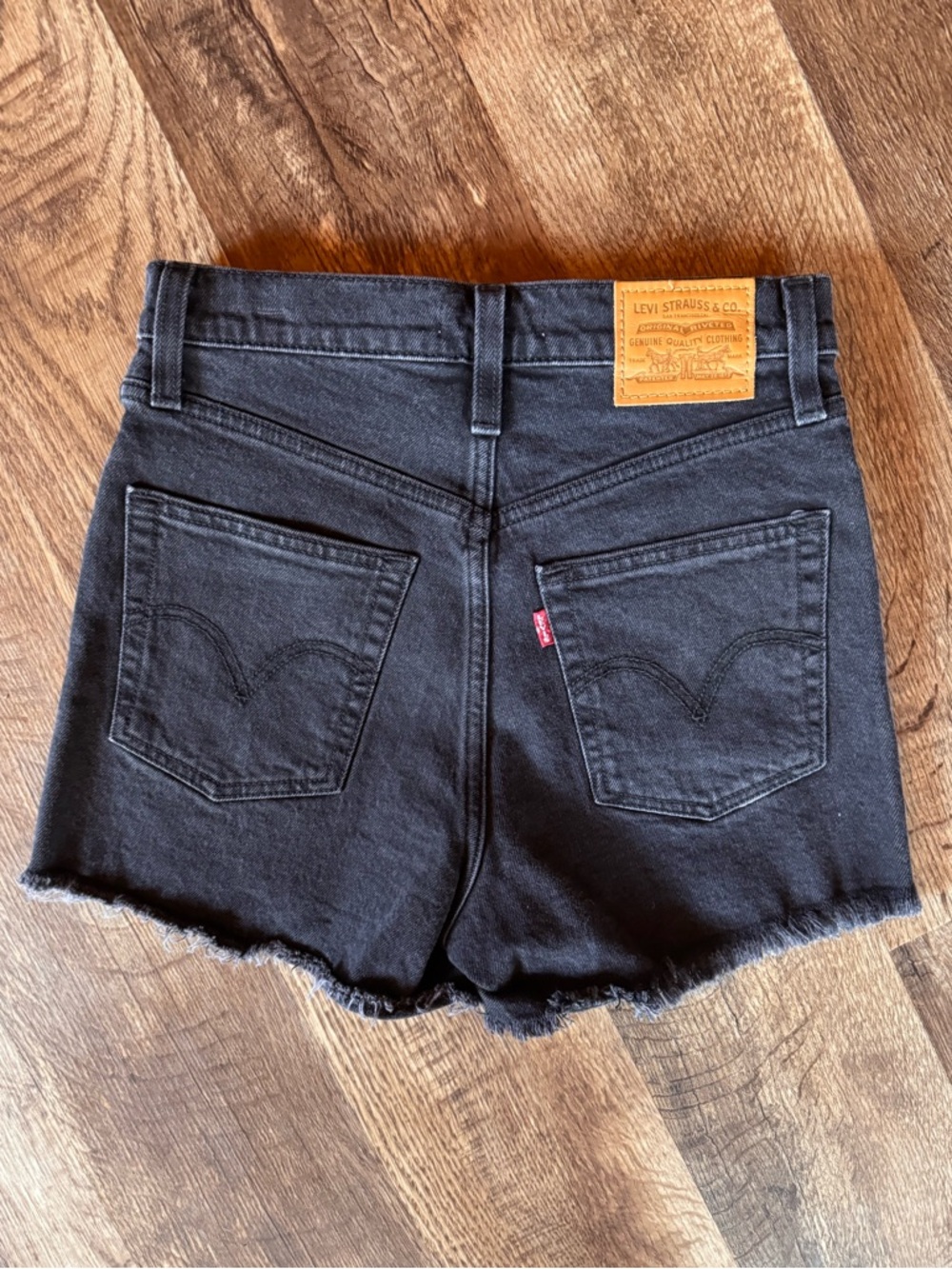 Levi’s black ribcage button fly shorts size 25